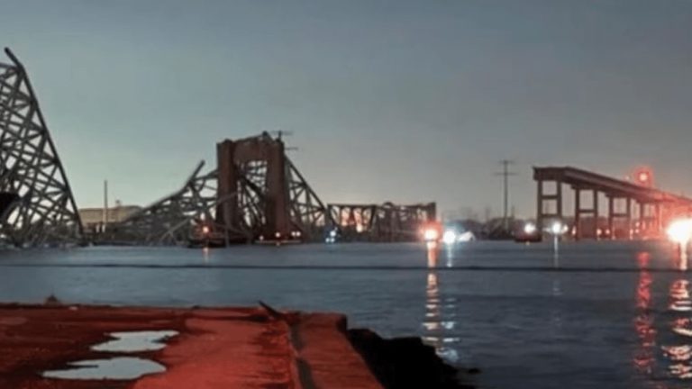 Kolízia s nákladnou loďou v Baltimore! Zrútil sa most, pátrajú po siedmich nezvestných ľuďoch