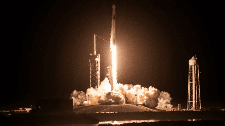 Raketa SpaceX odštartovala k Medzinárodnej vesmírnej stanici so 4-člennou posádkou