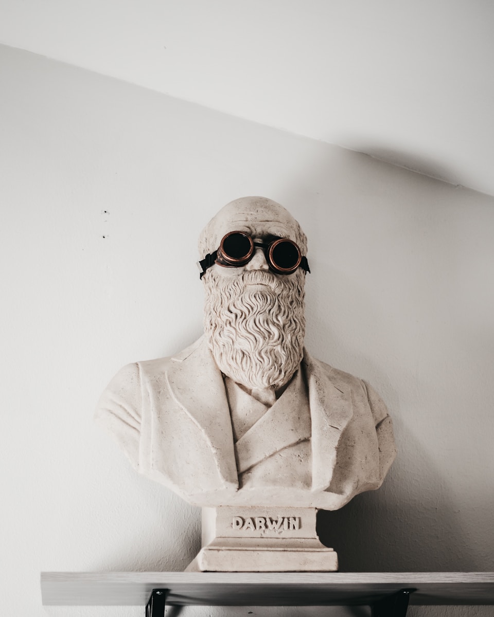 Busta Charlesa Darwina v okuliaroch