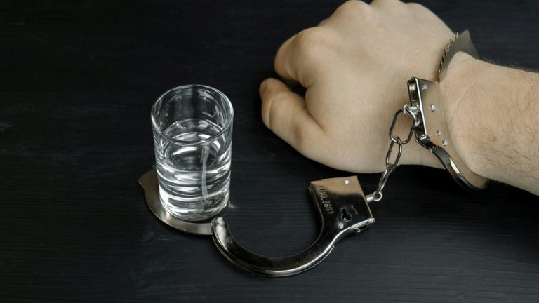 Muž trpí chorobou, pri ktorej si telo samo vyrába alkohol – bol obvinený z jazdy pod vplyvom alkoholu