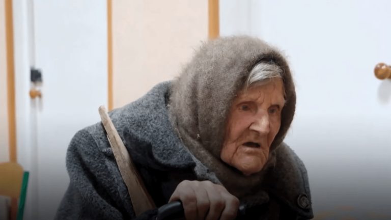 98-ročná žena na Ukrajine prešla mnoho kilometrov do bezpečia pred Rusmi – v papučiach a s palicou