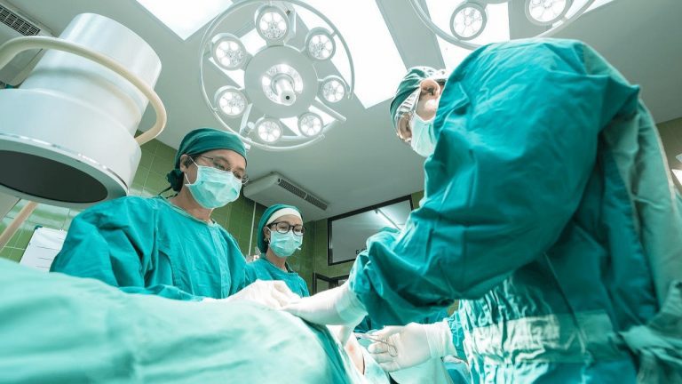 Zomrel muž, ktorému pred 2 mesiacmi úspešne transplantovali prasaciu obličku