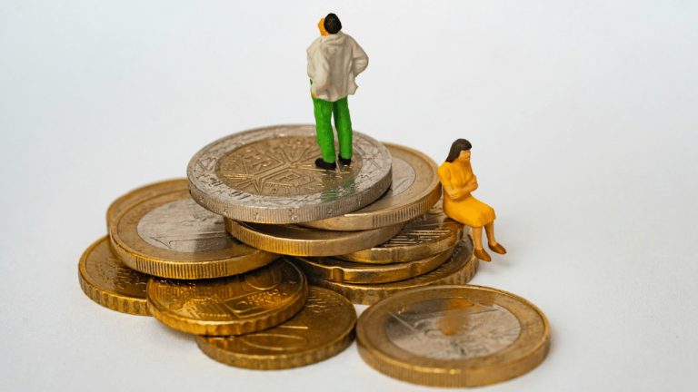 Priemerná mzda ženy je na Slovensku NIŽŠIA o viac ako 300 eur než u muža