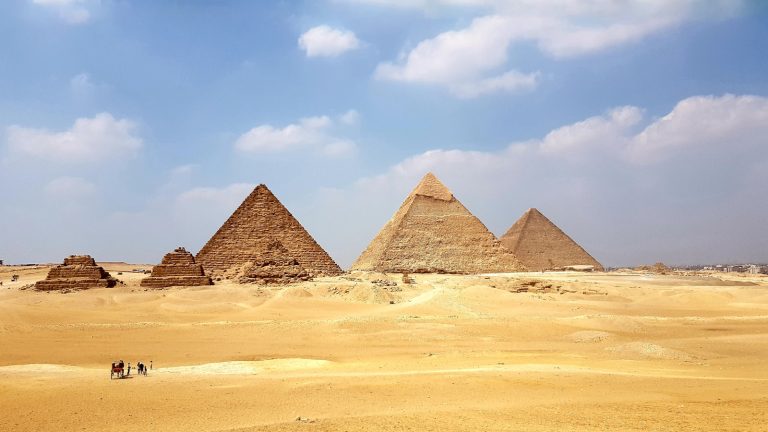 Archeológovia našli záhadnú anomáliu pod pyramídami v Gíze