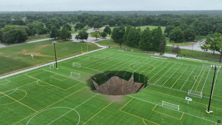 Ako z filmu: Obrovské prepadlisko pohltilo futbalové ihrisko v Illinois