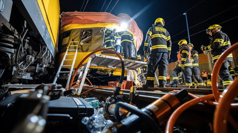 Tragická zrážka RegioJetu s nákladným vlakom – 4 mŕtvi a desiatky zranených