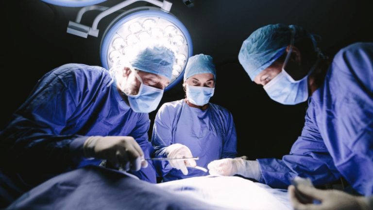 Vedci vyvinuli svietiace farbivo, ktoré pomáha lekárom nájsť viac buniek rakoviny prostaty počas operácie
