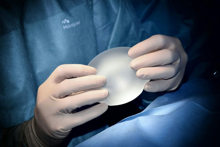 Prvá operácia na zväčšnie pŕs – kto ju podstúpil a poškodil implantát telo?
