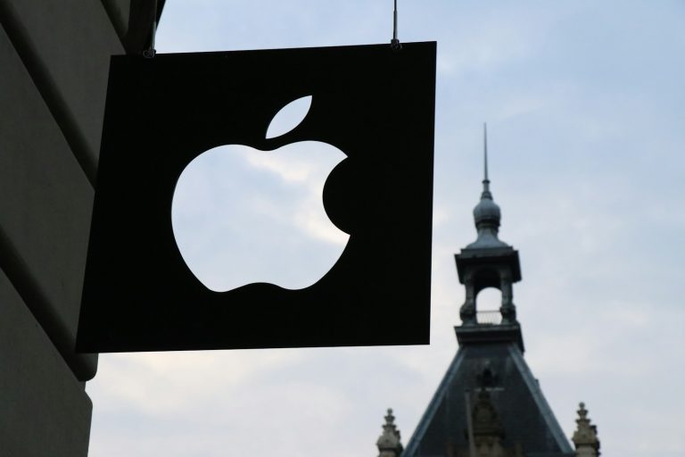 Komický začiatok Apple Inc. – vystrelili si z nás zakladatelia inovatívnej spoločnosti?