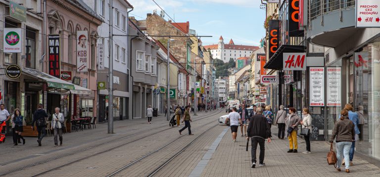 Hrdinský skutok na Obchodnej ulici v Bratislave: Vďaka neznámemu okoloidúcemu sa podarilo zachrániť život 60-ročného pána