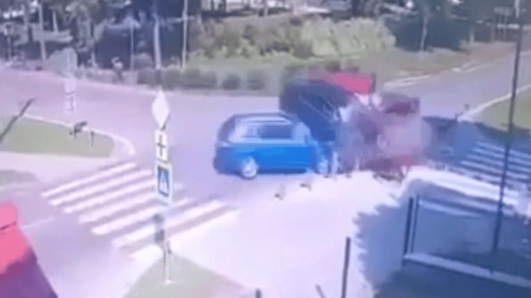 Vážna nehoda v Tomášove: VIDEO zachytáva hrôzostrašnú zrážku áut