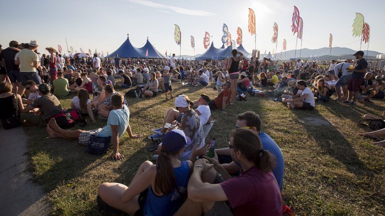 Silný vietor a búrka predčasne ukončili festival Pohoda v Trenčíne. Vietor zvalil jeden z hlavných stanov a spôsobil zranenia