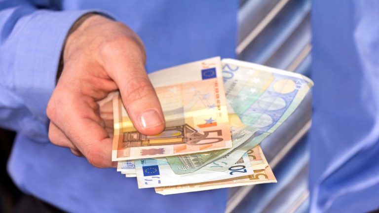 Výsledky prelomovej štúdie o univerzálnom základnom príjme: Ako 920 eur mesačne bez práce zmenilo životy ľudí