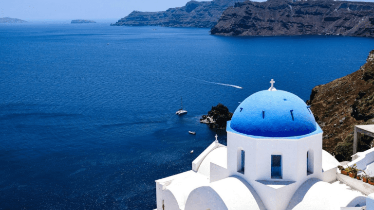 Málo vína a pokoja – turizmus na Santorini spôsobuje existenčné problémy