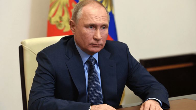 „Úlohou ruskej ženy je rodiť a vychovávať deti, variť dobrý boršč a postarať sa o manžela“ odkázal Vladimir Putin