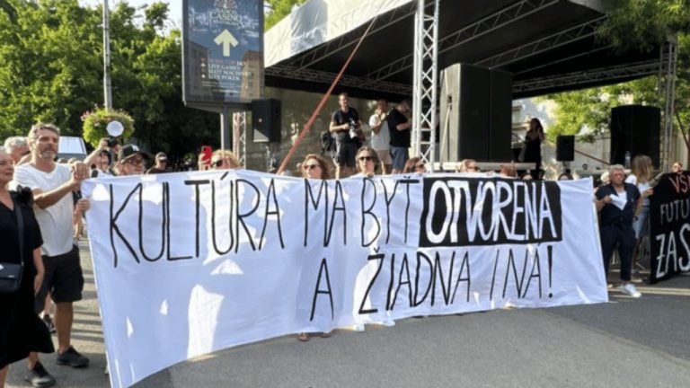 Uskutoční sa ďalší protest za okamžité odvolanie Martiny Šimkovičovej a Lukáša Machalu!