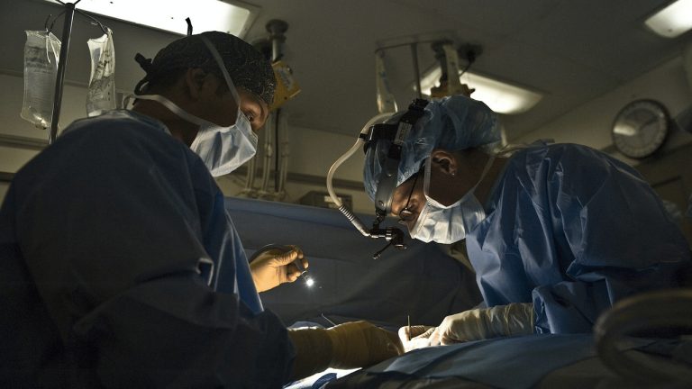 Šokujúce odhalenie na operačnej sále: Doktor svojej 13-ročnej dcére dovolil, aby pacientovi VYVŔTALA dieru do hlavy