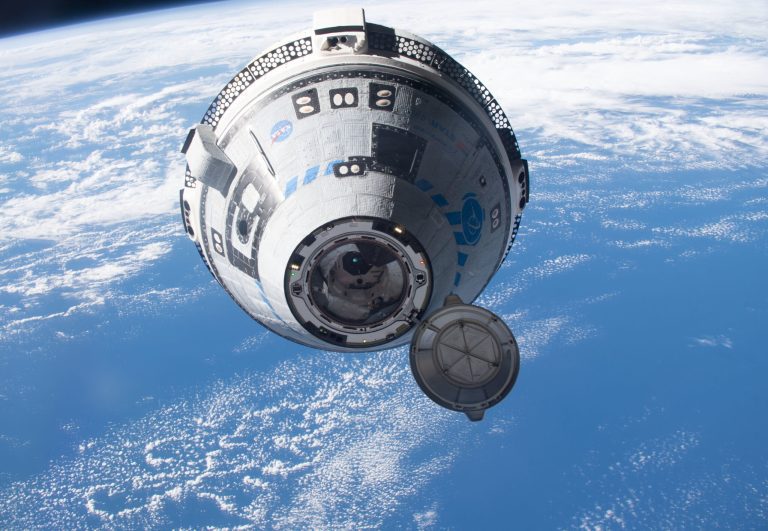 Astronauti NASA mali byť vo vesmíre len osem dní, teraz sa ich návrat odkladá až na rok 2025