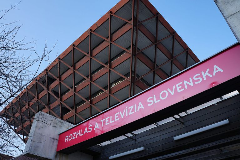 Štát pochybil a nezískal doménu stvr.sk: Študent si ju zaregistroval pre svoj blog o technológiách