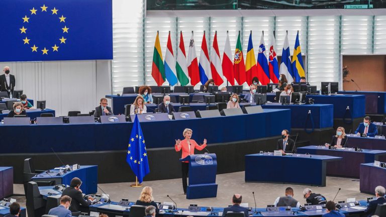 Príde Slovensko o  eurofondy? Brusel už robí prvé kroky na zmrazenie financovania