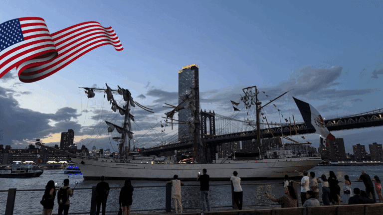 Mexická vojenská loď narazila do Brooklynského mosta – dvaja mŕtvi a desiatky zranených