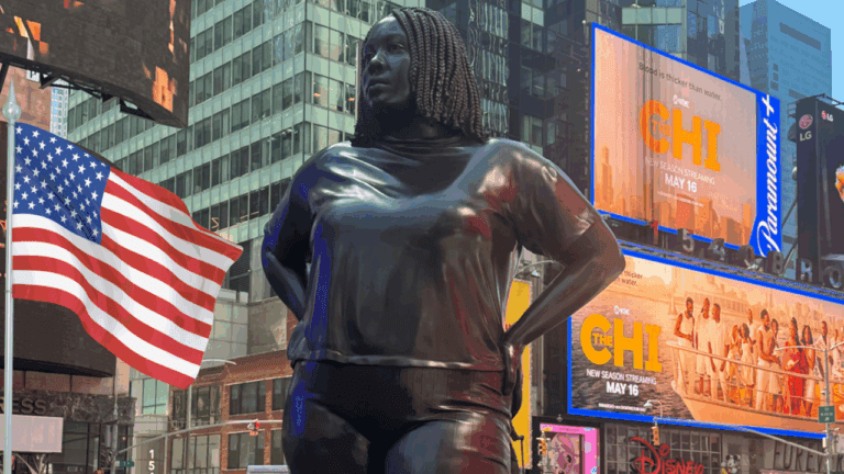 Na Times Square stojí nová 12-metrová socha: černoška v civilnom oblečení kontrastuje s mužskými monumentmi