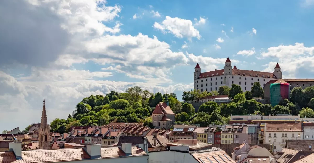Pohľad na Bratislavský hrad a historické centrum pod modrou oblohou.