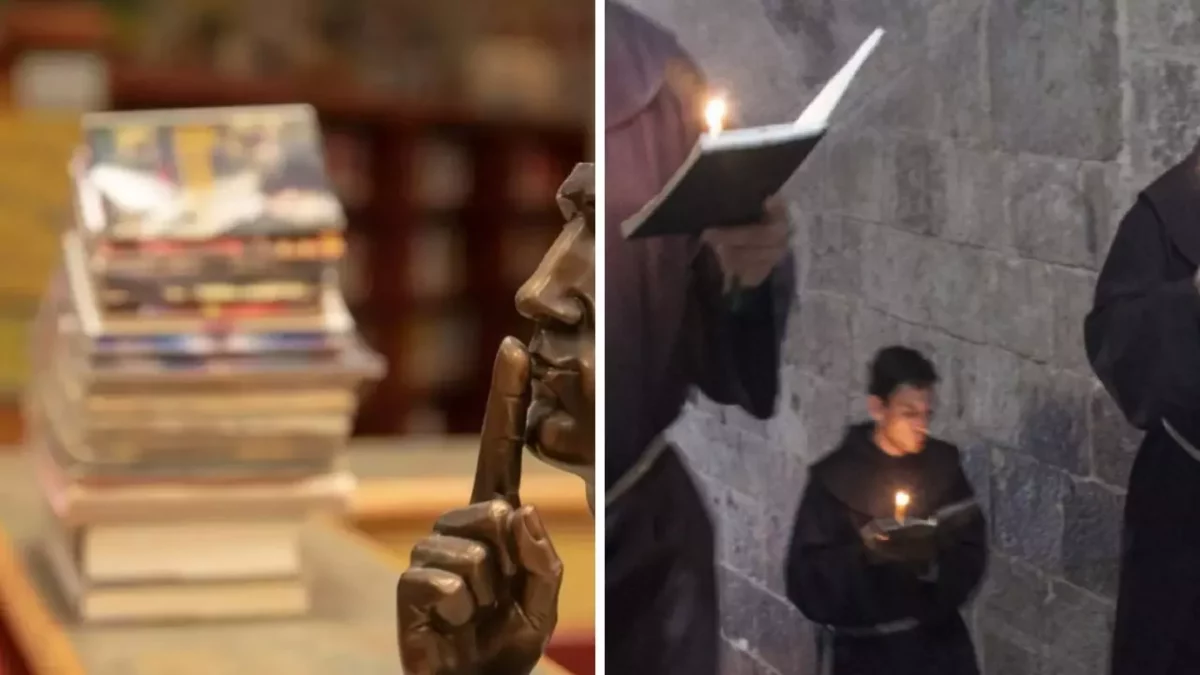 Hromada kníh a socha s gestom ticha, mnísi čítajúci pri sviečke v kamennej miestnosti.
