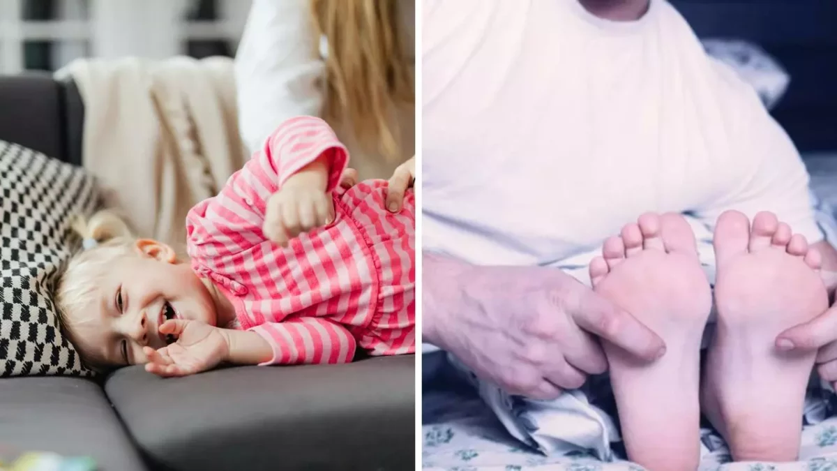 Dieťa sa smeje na pohovke, zatiaľ čo dospelý drží nohy. Radostná a pokojná chvíľka doma.