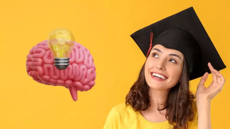 Študentka s promočnou čiapkou, úsmev, mozog so žiarovkou symbolizujúce nápady, žlté pozadie.
