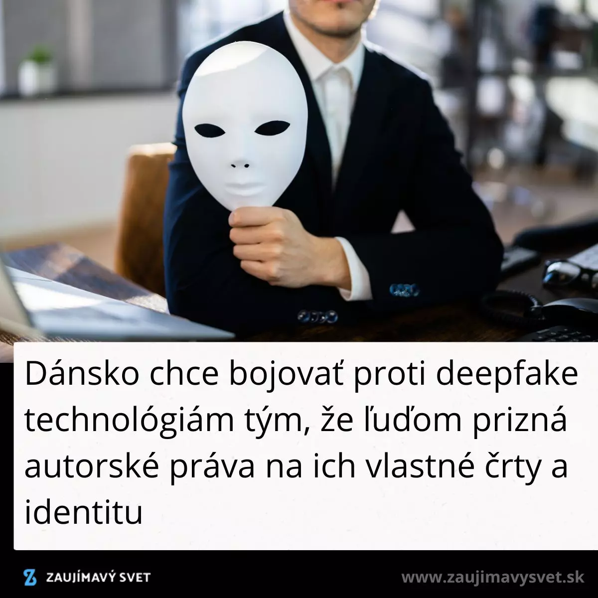 Muž v obleku drží bielu masku, symbolizujúcu boj proti deepfake technológiám a ochranu identity.