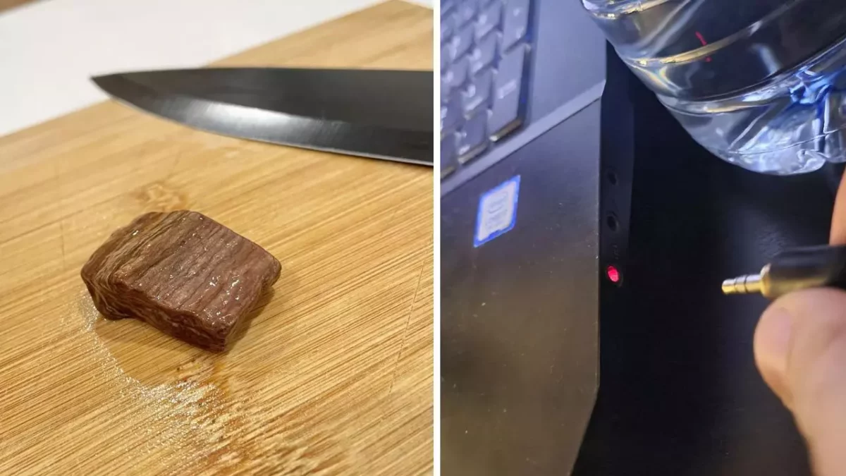 Kus mäsa na doske vedľa noža a jack konektor pri počítači.