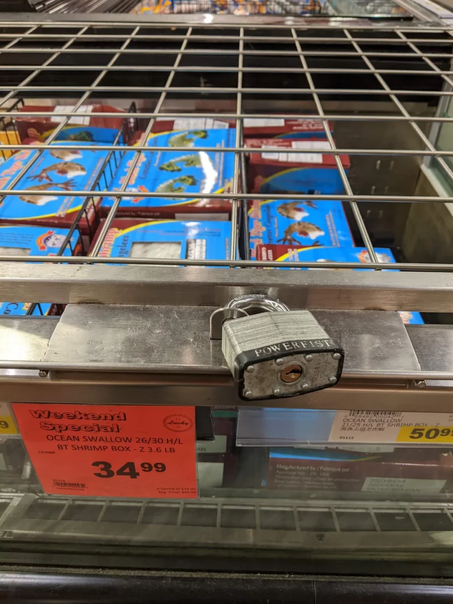 Zamknutý mraziaci box s mrazenými krevetami v obchode, cena 34.99 a zľava na víkendovú akciu.