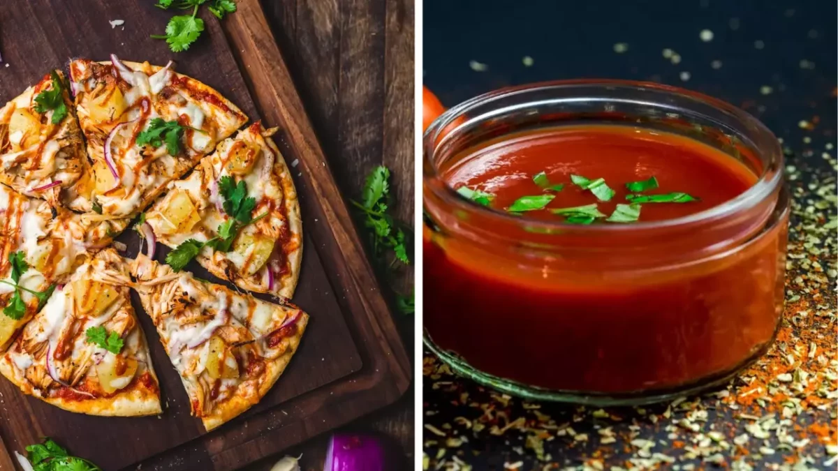 Pizza s ananásom a koriandrom, vedľa sklenená nádoba s paradajkovou omáčkou posypanou bylinkami.