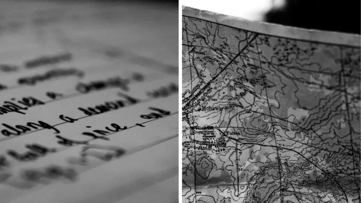 Poznámky a mapa zblízka: Rukopis na stránke a detail pohoria na mape vedľa seba v čiernobielom prevedení.