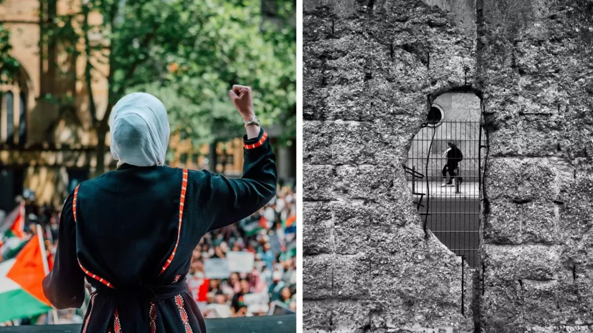 Osoba na proteste s rukou zdvihnutou do päste vedľa dieravého múru s pohľadom na chodcov.