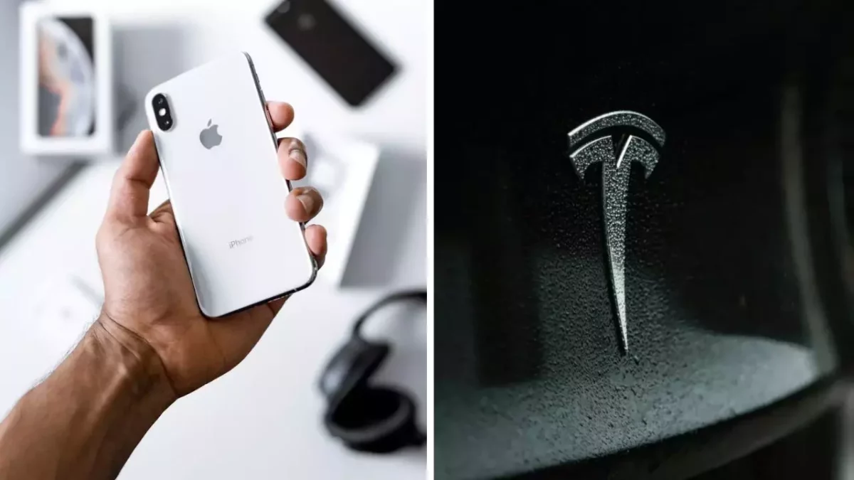 Osoba drží biely smartphone, vedľa je logo auta na tmavom povrchu.