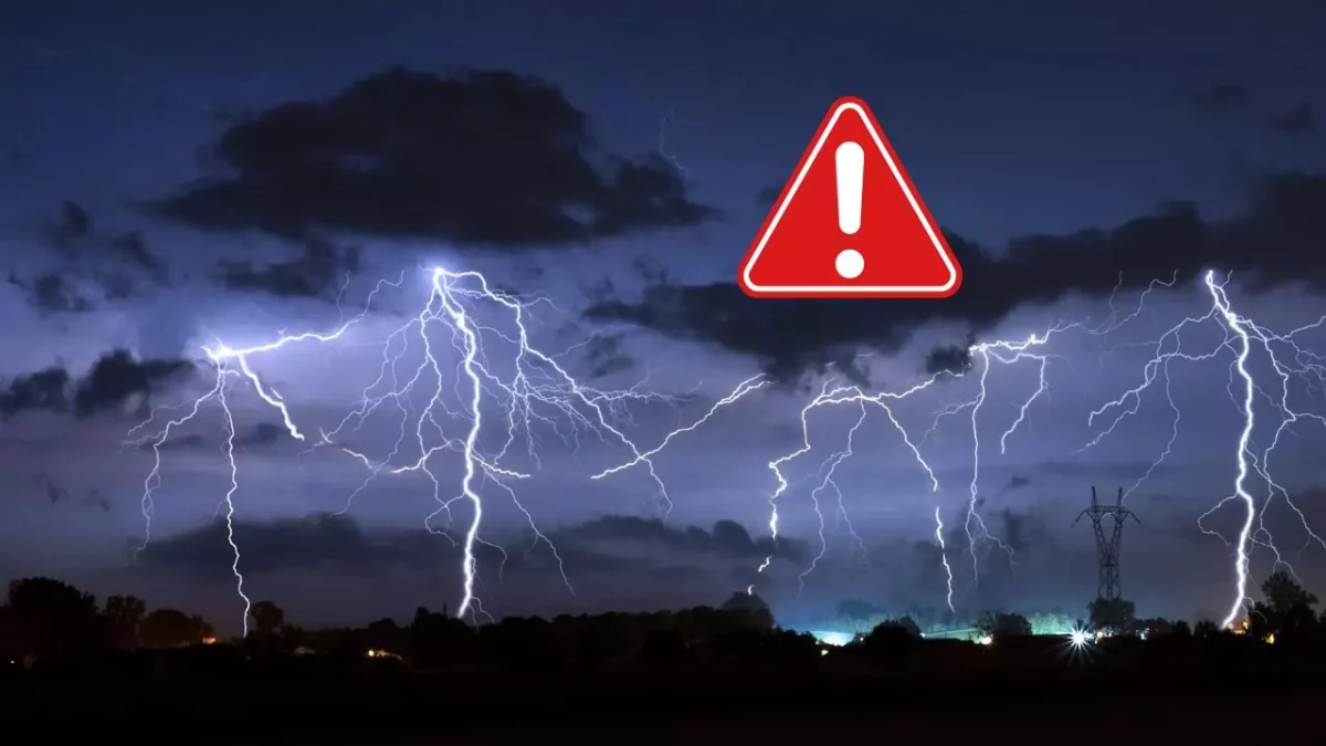 Blesk v noci nad mestom s varovnou ikonou upozorňujúcou na nebezpečenstvo búrky.