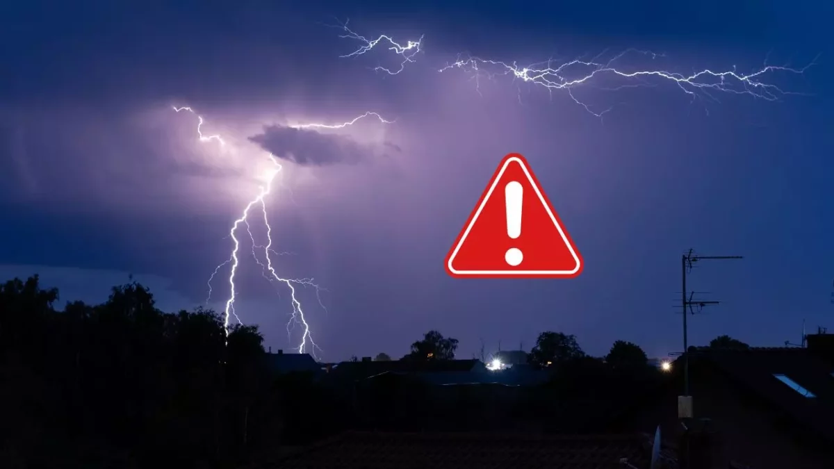 Búrka s bleskami nad mestom, varovanie pred nebezpečenstvom, nočná obloha.