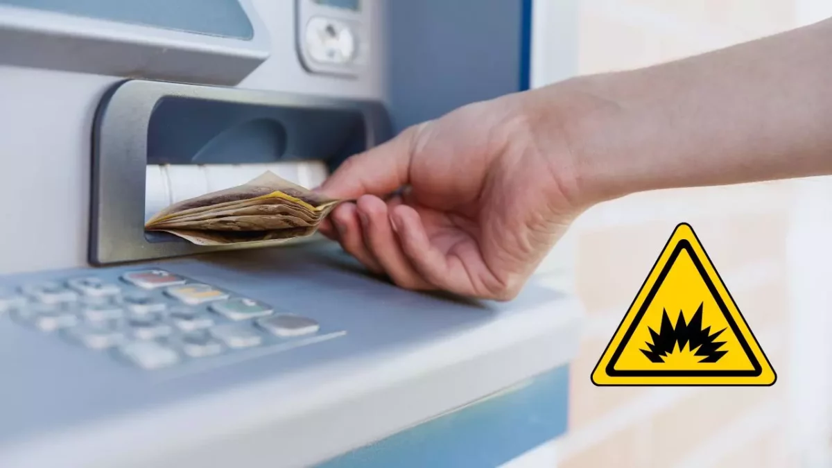 Ruka vyberajúca peniaze z bankomatu s bezpečnostným upozornením na riziko krádeže.