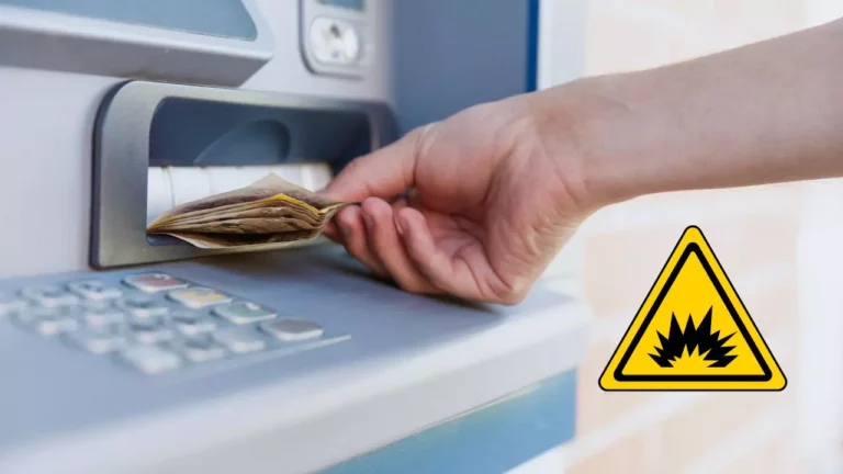 Ruka vyberajúca peniaze z bankomatu s bezpečnostným upozornením na riziko krádeže.