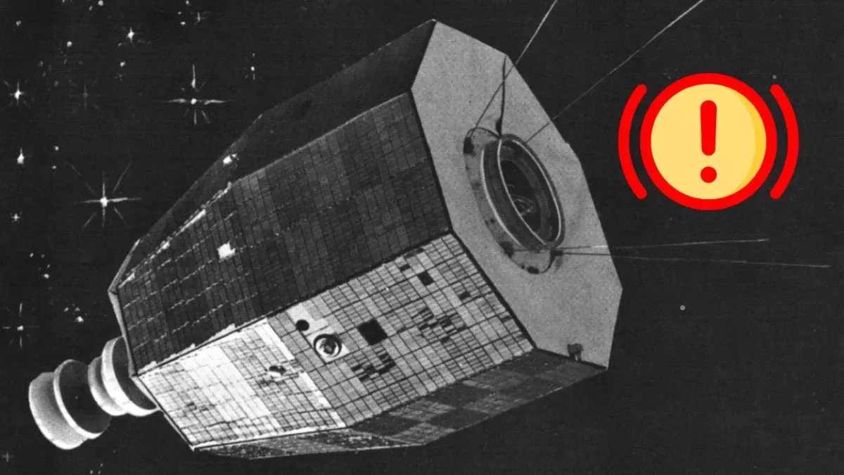 Satelit v priestore s varovnou ikonou, symbolizujúci technické problémy alebo nebezpečenstvo vo vesmíre.