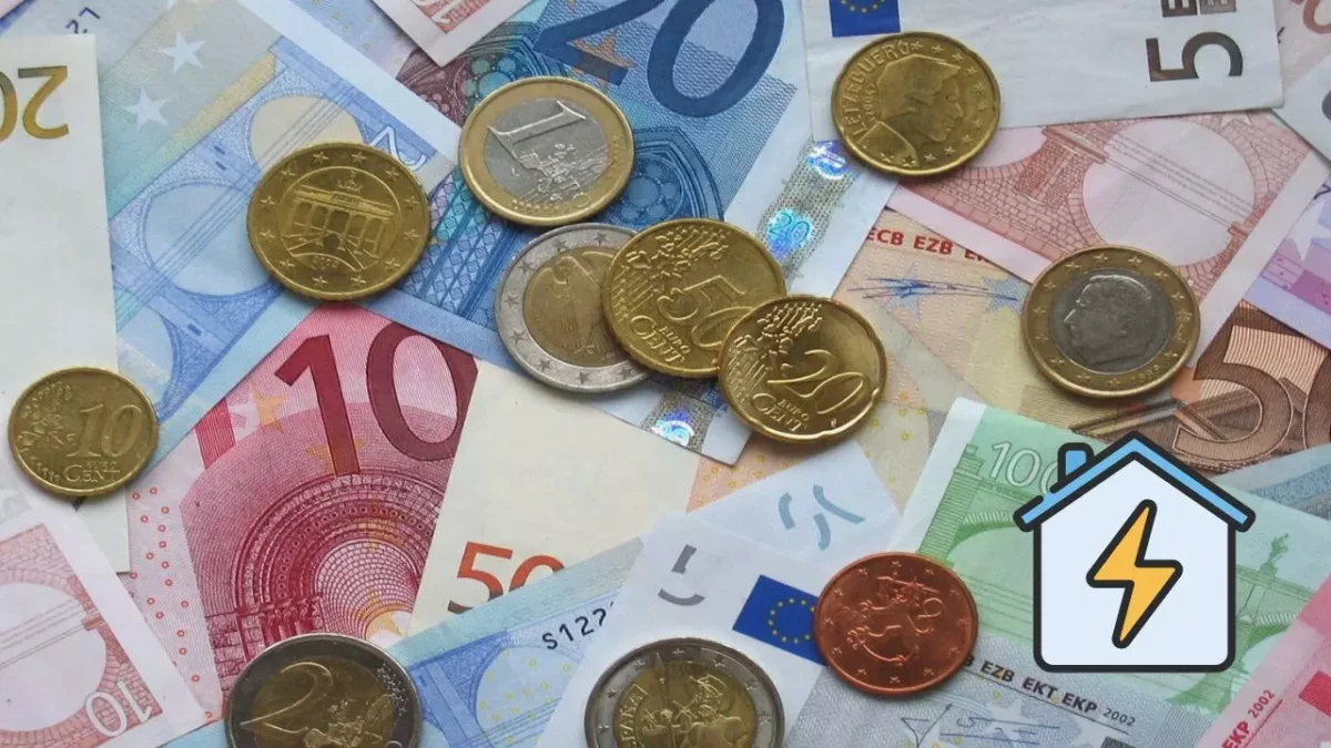 Rôznorodé euro bankovky a mince na stole, vedľa ikony domu s bleskom, symbolizujúce náklady na elektrickú energiu.