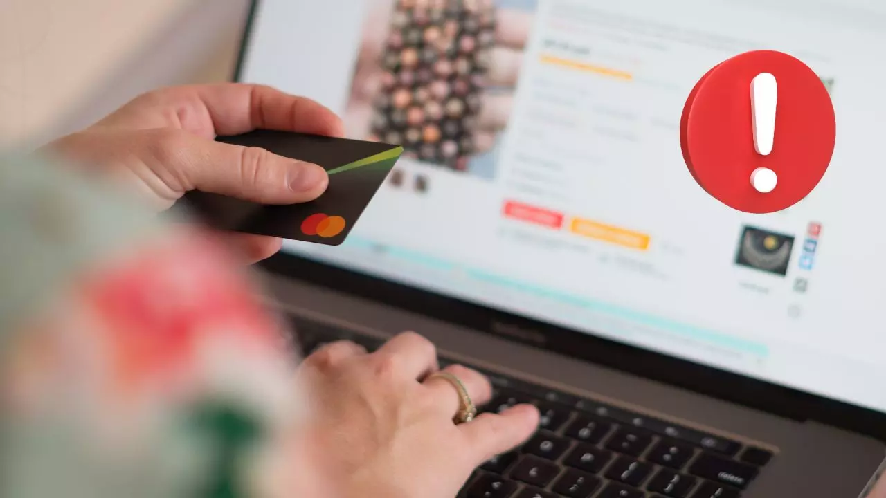Osoba používa kreditnú kartu na online nákup, vedľa obrazovky je varovná ikona.