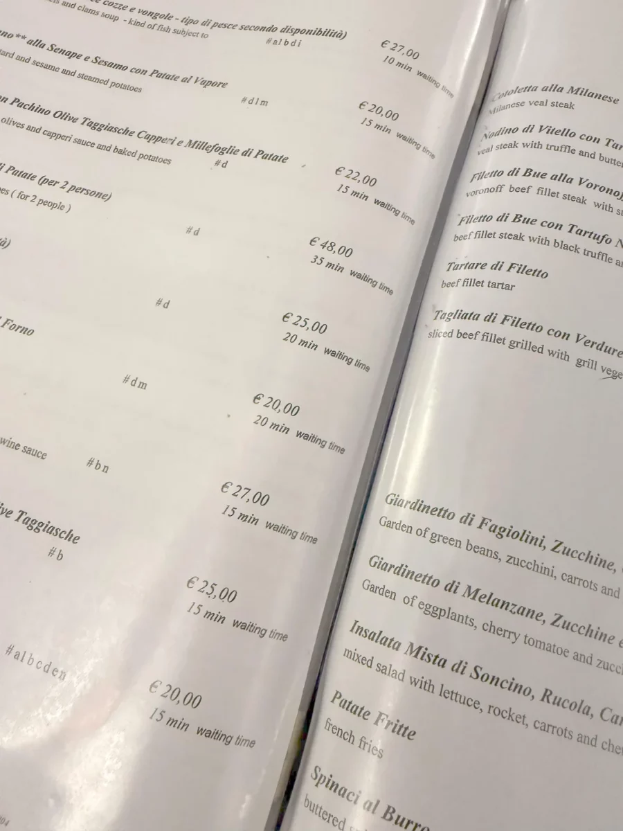 Ponuka reštaurácie s jedlami ako filé, šaláty a zemiaky, vrátane cien a časov čakania na prípravu.