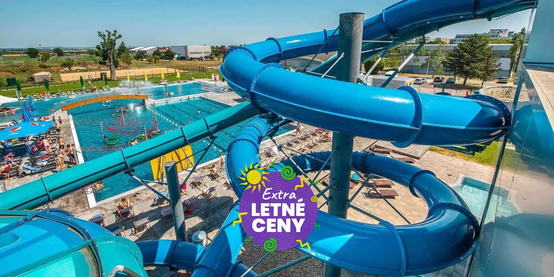 Aquapark Trnava so šmykľavkou a bazénom v slnečnom letnom dni, výhodné letné ceny.
