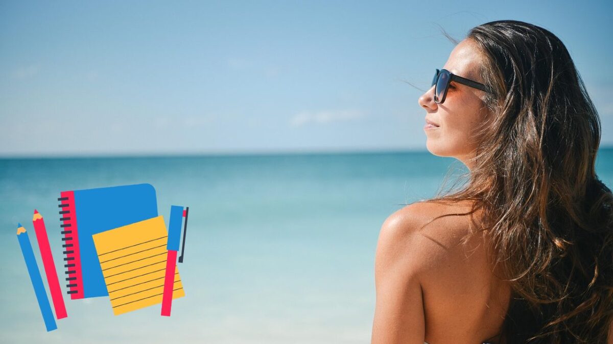 Žena v slnečných okuliaroch relaxuje na pláži, v popredí obrázky zošitov a pier.