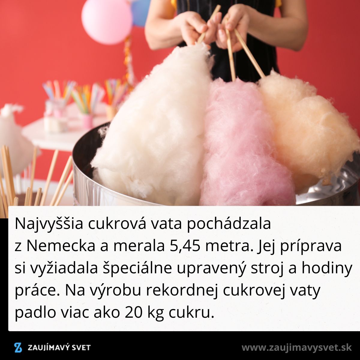 Osoba držiaca viacfarebnú cukrovú vatu na paličkách na pozadí s farebnými balónikmi.