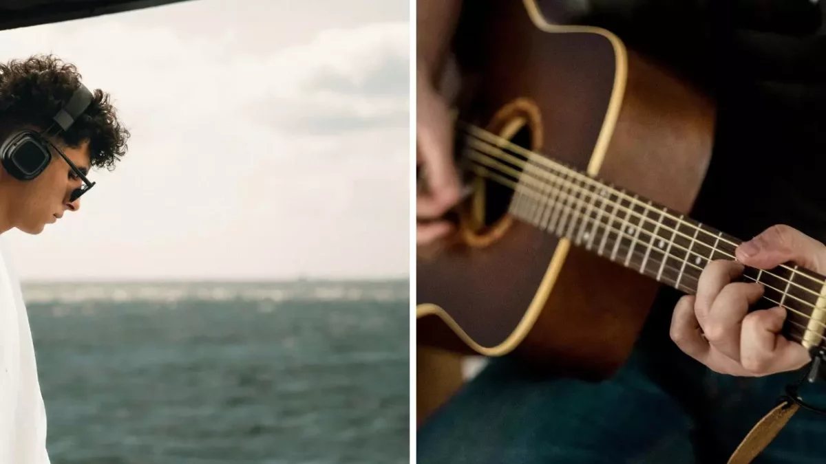 Osoba so slúchadlami pri mori a ruky hrajúce na akustickej gitare, vyjadrujúce spojenie hudby a prírody.