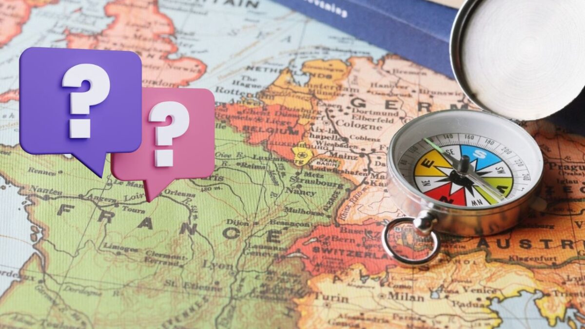 Mapa Európy s kompasom a dvoma bublinami s otáznikmi, symbolizujúce cestovanie a hľadanie ciest.
